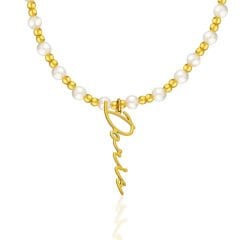 el yazısıyla isim ve inci detayı bulunan isim kolyesi