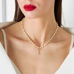 el yazısıyla isim ve inci detayı bulunan isim kolyesi