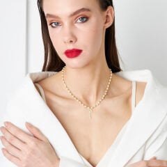 el yazısıyla isim ve inci detayı bulunan isim kolyesi