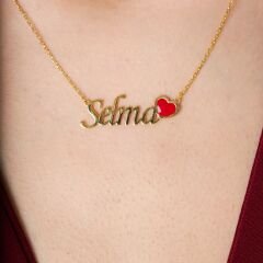 el yazısıyla isim ve kalp detayı bulunan isim kolyesi