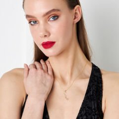 kalp şeklinde el yazısıyla yazılmış isim kolyesi