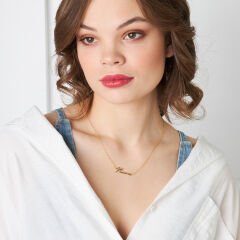 incelikle yazılmış ismin yer aldığı isim kolyesi