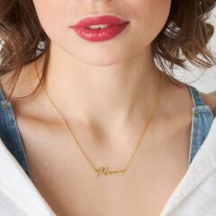 incelikle yazılmış ismin yer aldığı isim kolyesi