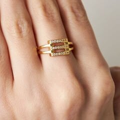 taşlarla süslenmiş üçlü nervürlü yüzük