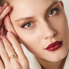 taşlarla süslenmiş üçlü nervürlü yüzük