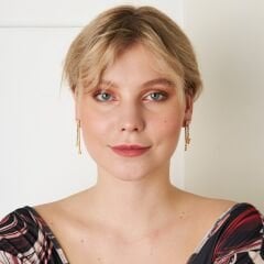 kelebek harfli renkli su yolu küpeleri