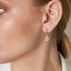 ışıltılı taşlarla harf küpeleri