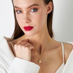 Kenarlarında taş bulunan harfli isim etiketi kolyesi