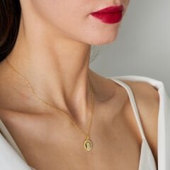 Kenarlarında taş bulunan harfli isim etiketi kolyesi