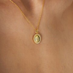 Kenarlarında taş bulunan harfli isim etiketi kolyesi