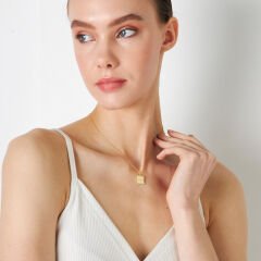 kare tabaklı harfli isim kolyesi