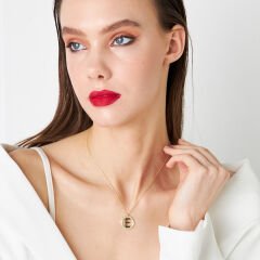 büyük harfli moda kolye