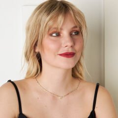 renkli taşlardan ve su yollarından yapılmış harfli harf kolyesi