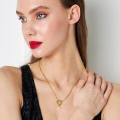 Denizci kilidi bulunan harfli değerli taş harf kolye