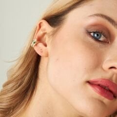 yeşil gözlü yılanın kıkırdak küpeleri