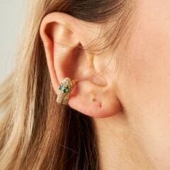 yeşil gözlü yılanın kıkırdak küpeleri