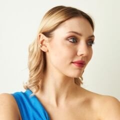 yeşil gözlü yılanın kıkırdak küpeleri