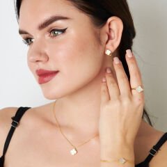 beyaz taşlarla kaplı yonca