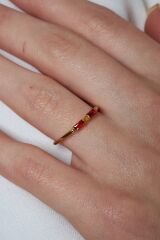 kırmızı taşlı baget yüzük