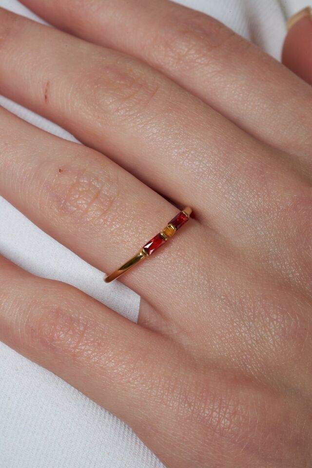 kırmızı taşlı baget yüzük