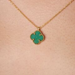 yeşil taşlı yonca kolyesi