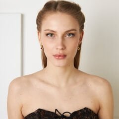 renkli taşlı yonca küpeleri