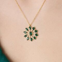 yeşil taşlı çiçek kolyesi