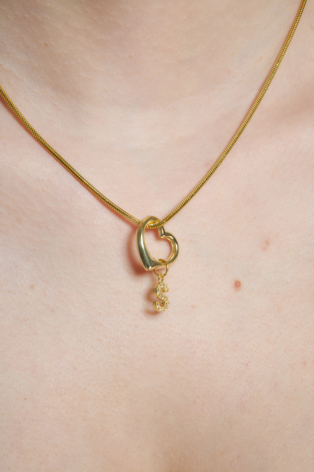 detaylı kalp taş harf kolye