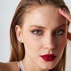 taşlarla delinmiş sarkan ok