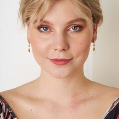 baş harfli zirkonyum küpeler