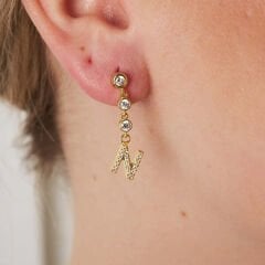 baş harfli zirkonyum küpeler