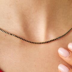 siyah taşlarla kaplı su yolu