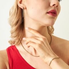 siyah taşlarla kaplı su yolu