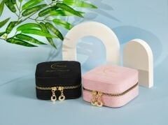 siyah seyahat mücevher kutusu