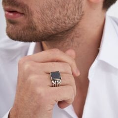 siyah kare taşlı net model yüzük