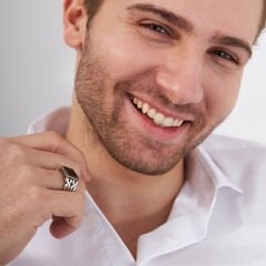 siyah kare taşlı net model yüzük