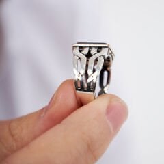 siyah kare taşlı net model yüzük