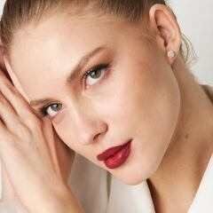 taşlı yuvarlak inci küpeler