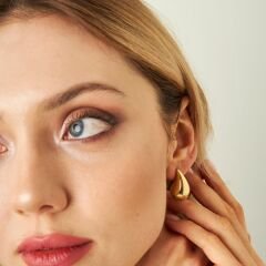 gözyaşı şeklindeki küpeler