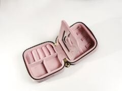 pembe seyahat mücevher kutusu