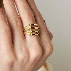 desenli kenarları olan nervürlü yüzük