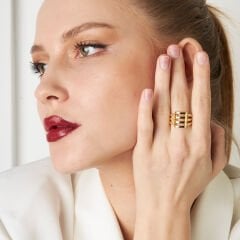 desenli kenarları olan nervürlü yüzük