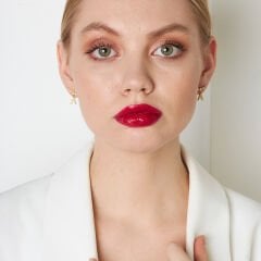 ışıltılı taşlarla ilk harf küpeleri