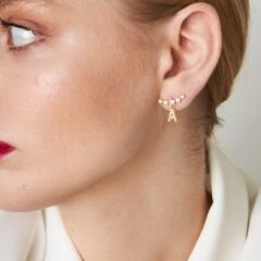 ışıltılı taşlarla ilk harf küpeleri