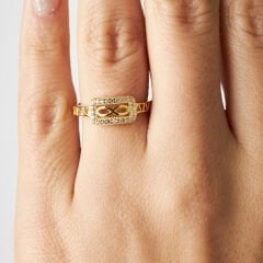 sonsuz sayıda ayrıntılı taştan yapılmış yüzük