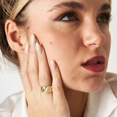 kavisli tasarım ve taşlı yüzük