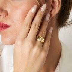 kavisli tasarım ve taşlı yüzük