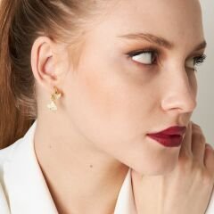 birden fazla kelebekli küpeler