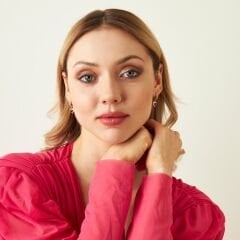 pembe taşlı kalp küpeler