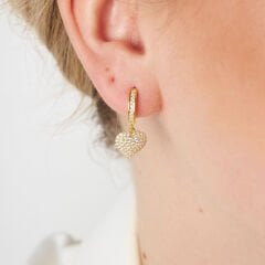 taşlı kalp şeklinde küpeler